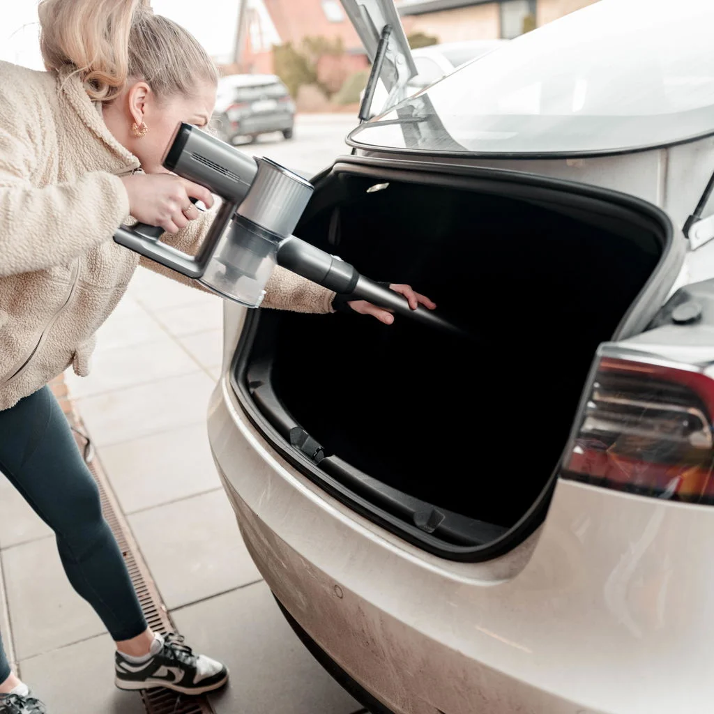 Sjö trådløs støvsuger brugt til rengøring af bilens bagagerum