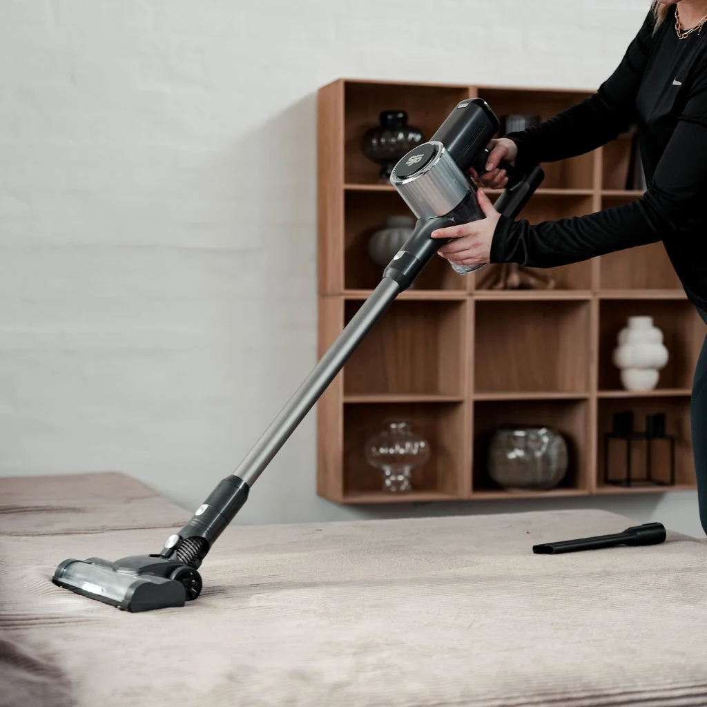 Sjö Premium trådløs støvsuger i brug på gulv