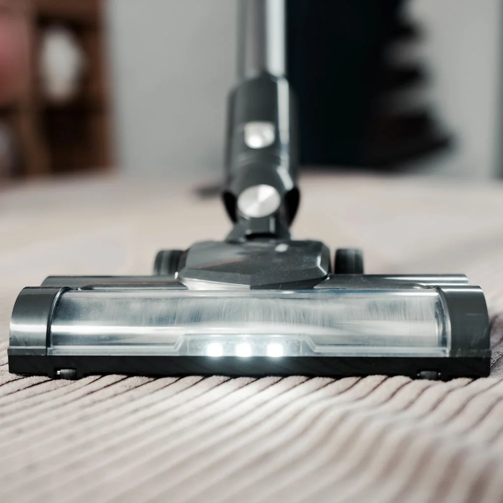 LED-lys på gulvbørsten afslører støv under møbler